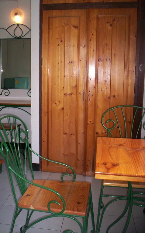 Baankhunmae Apartment Бангкок Номер фото