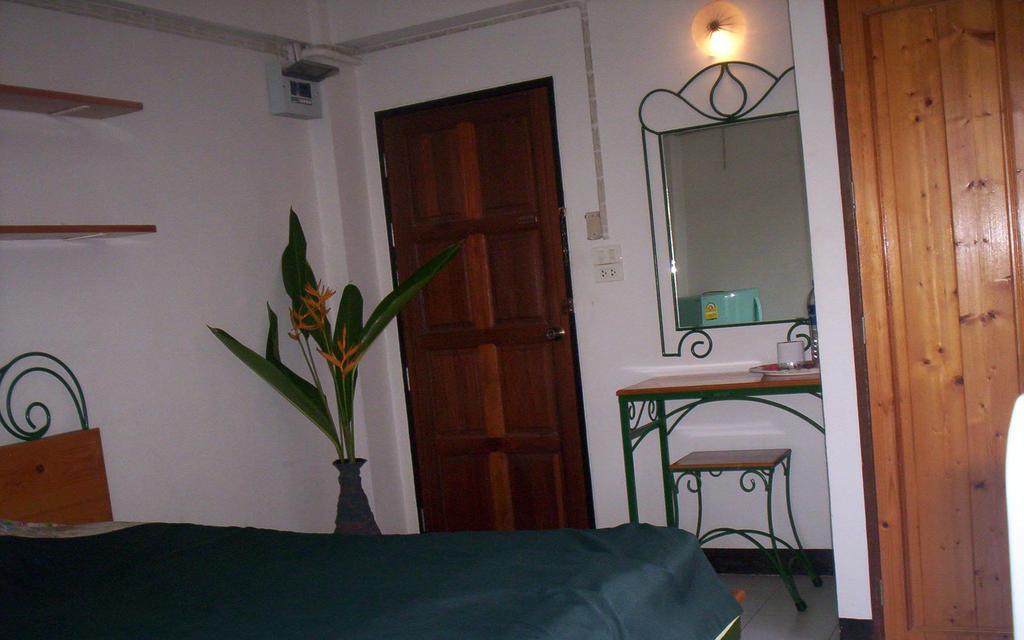 Baankhunmae Apartment Бангкок Экстерьер фото