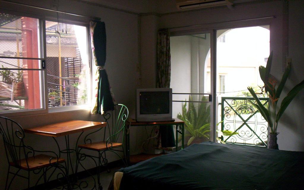 Baankhunmae Apartment Бангкок Экстерьер фото